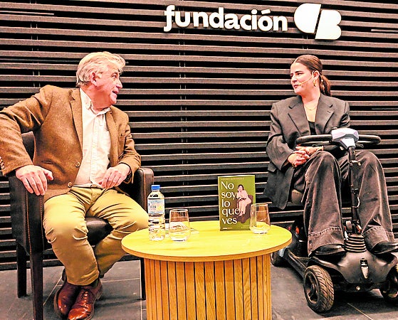 Imagen secundaria 1 - Los abuelos llevan la ilusión a las calles de Badajoz