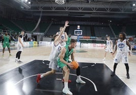 Erikas Kalinicenko en el partido ante La Salud Archena.