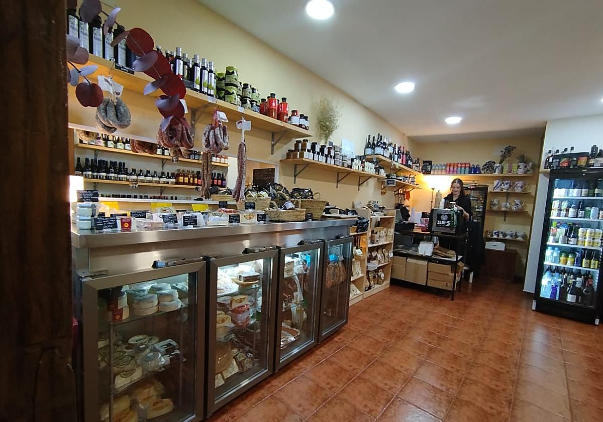 Imagen principal - Visitó la localidad y en menos de un mes abrió su tienda soñada.