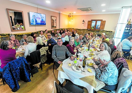 Comida del Hogar del Mayor en el restaurante 'Los siete robles'.