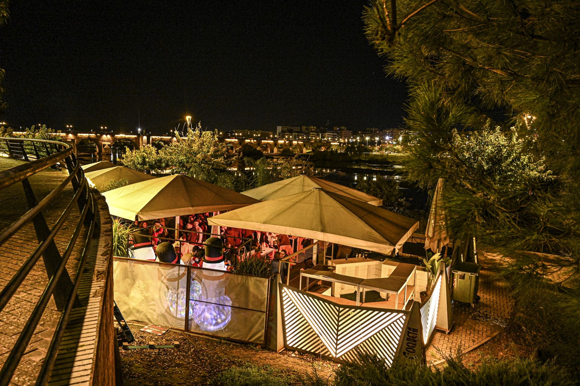 Fotos | Los bares del río de Badajoz hacen el agosto en Navidad