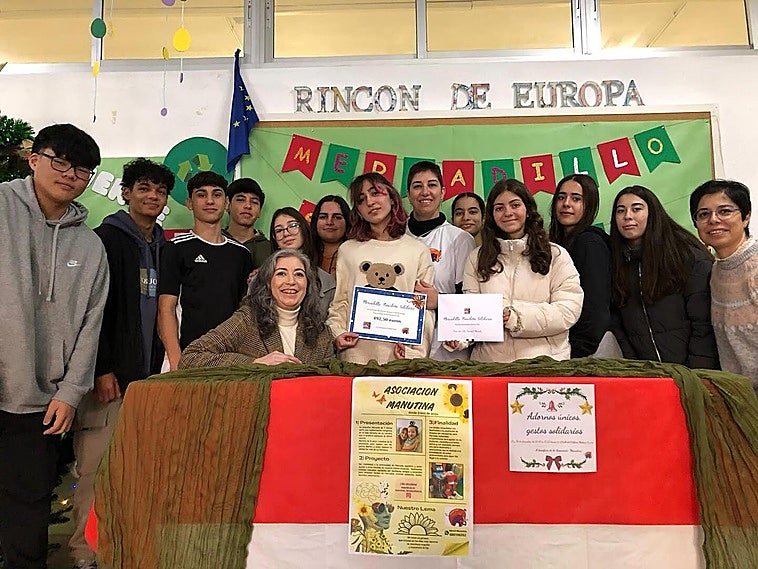 El IES Alagón de Coria entrega 492,50 euros a la Asociación Manutina tras su mercadillo navideño solidario