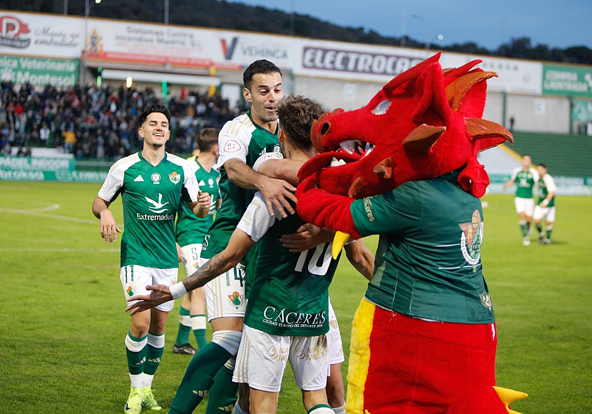 Celebración de uno de los tres tantos que el Cacereño anotó la pasada jornada.