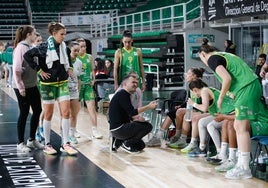 El técnico del Al-Qázeres, Jesús Sánchez, dando instrucciones.