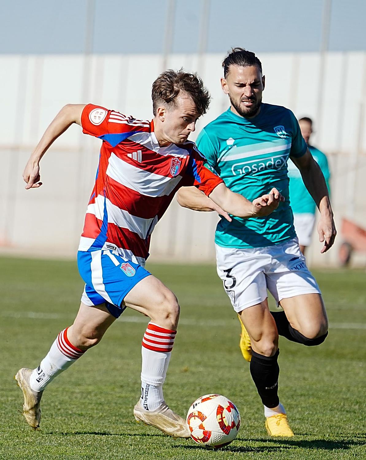 El serón Rubén Lobato pugna por un balón en el duelo ante los nazaríes.