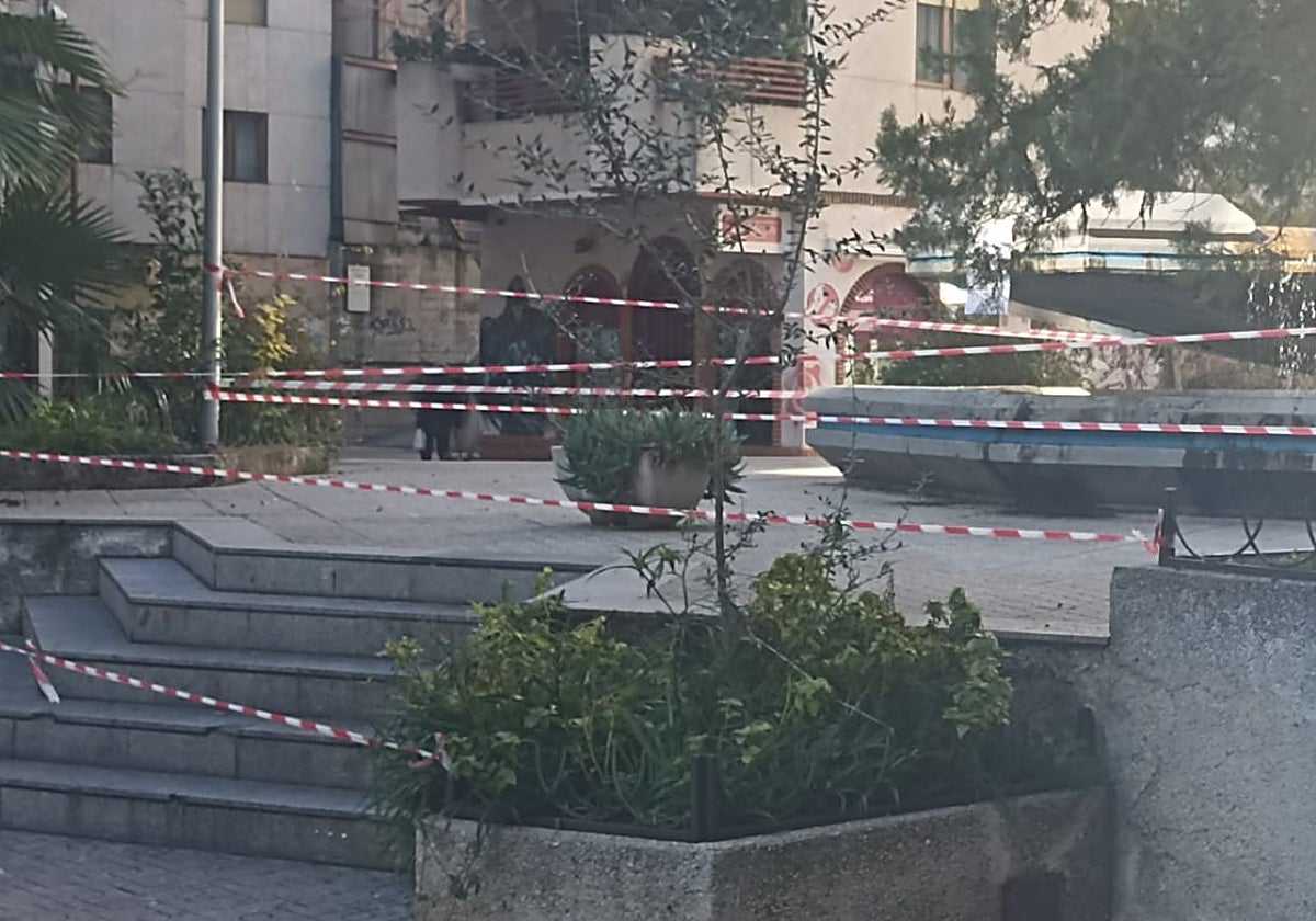 Zona central de la plaza de los Maestros de Cáceres acordonada para evitar que la gente se reúna a consumir alcohol.