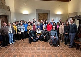 Foto de familia de la firma de varios convenios con varias entidades sociales de Plasencia.
