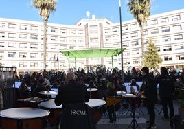 Los músicos tocando ayer en la puerta del Hospital de Mérida.