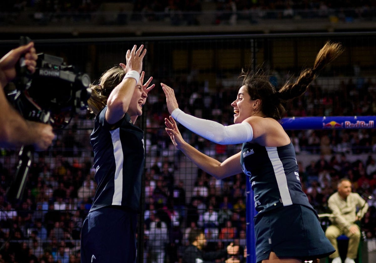 Ariana Sánchez y Paula Josemaría, pletóricas tras el triunfo.