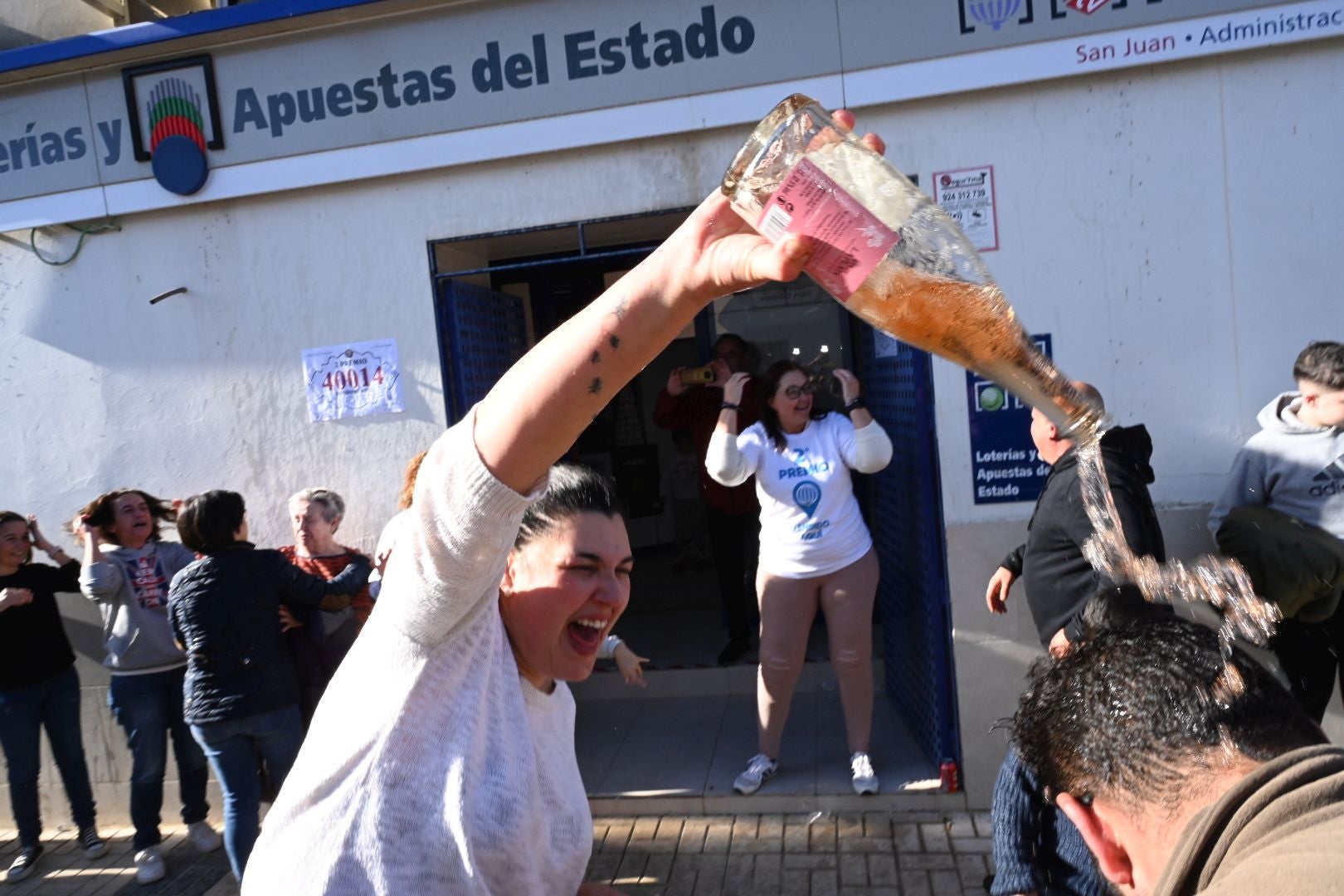 Celebración en la localidad pacense de La Roca de la Sierra tras ser agraciada con el segundo premio de la Lotería de Navidad. Allí se ha vendido el 40014.