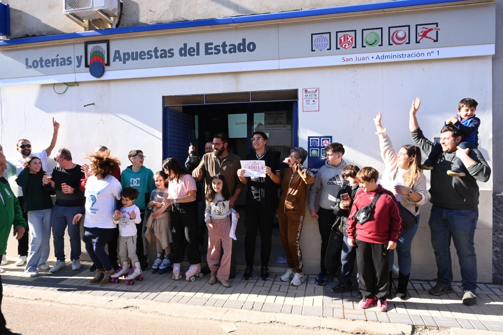 Celebración en la localidad pacense de La Roca de la Sierra tras ser agraciada con el segundo premio de la Lotería de Navidad. Allí se ha vendido el 40014.