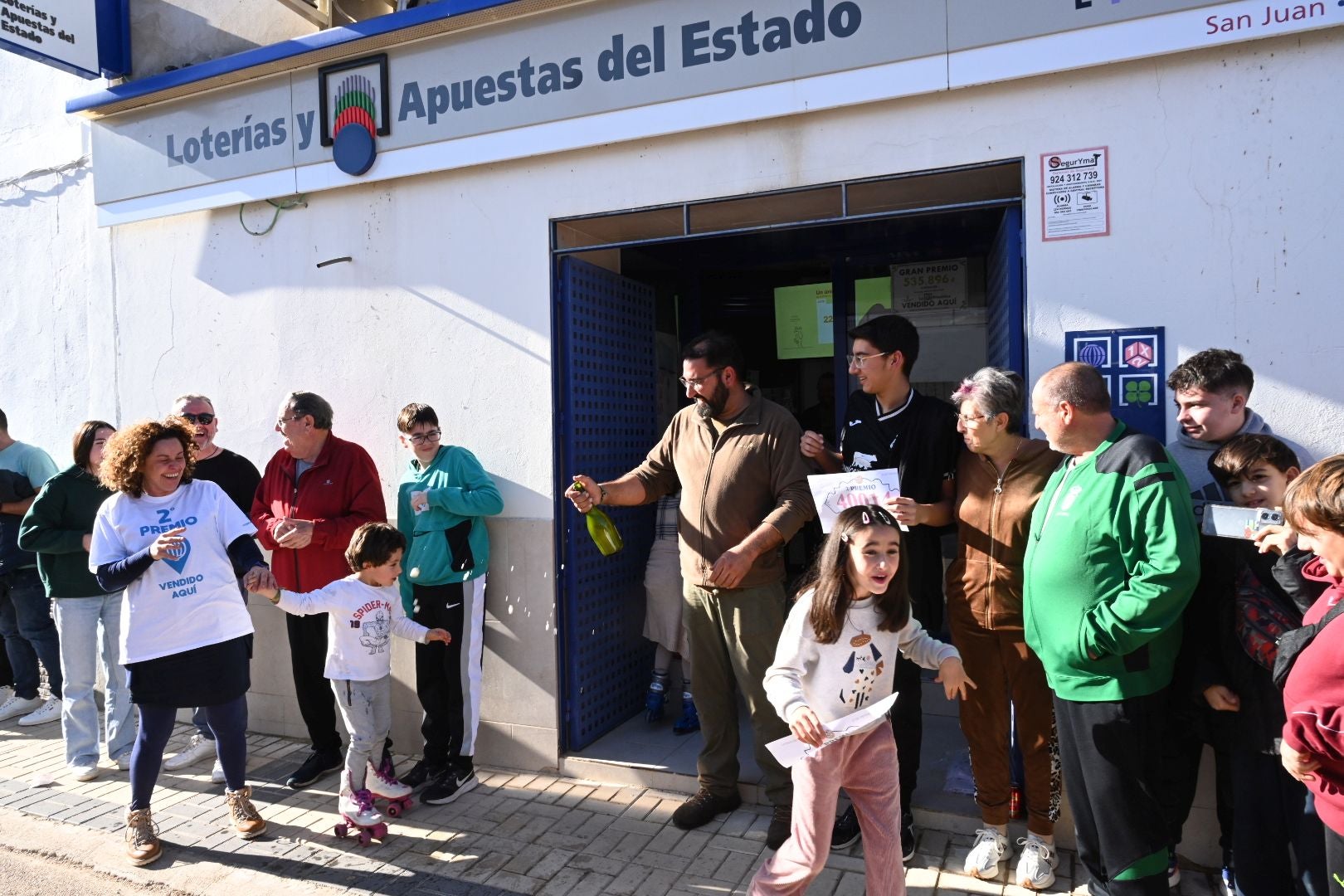 Celebración en la localidad pacense de La Roca de la Sierra tras ser agraciada con el segundo premio de la Lotería de Navidad. Allí se ha vendido el 40014.