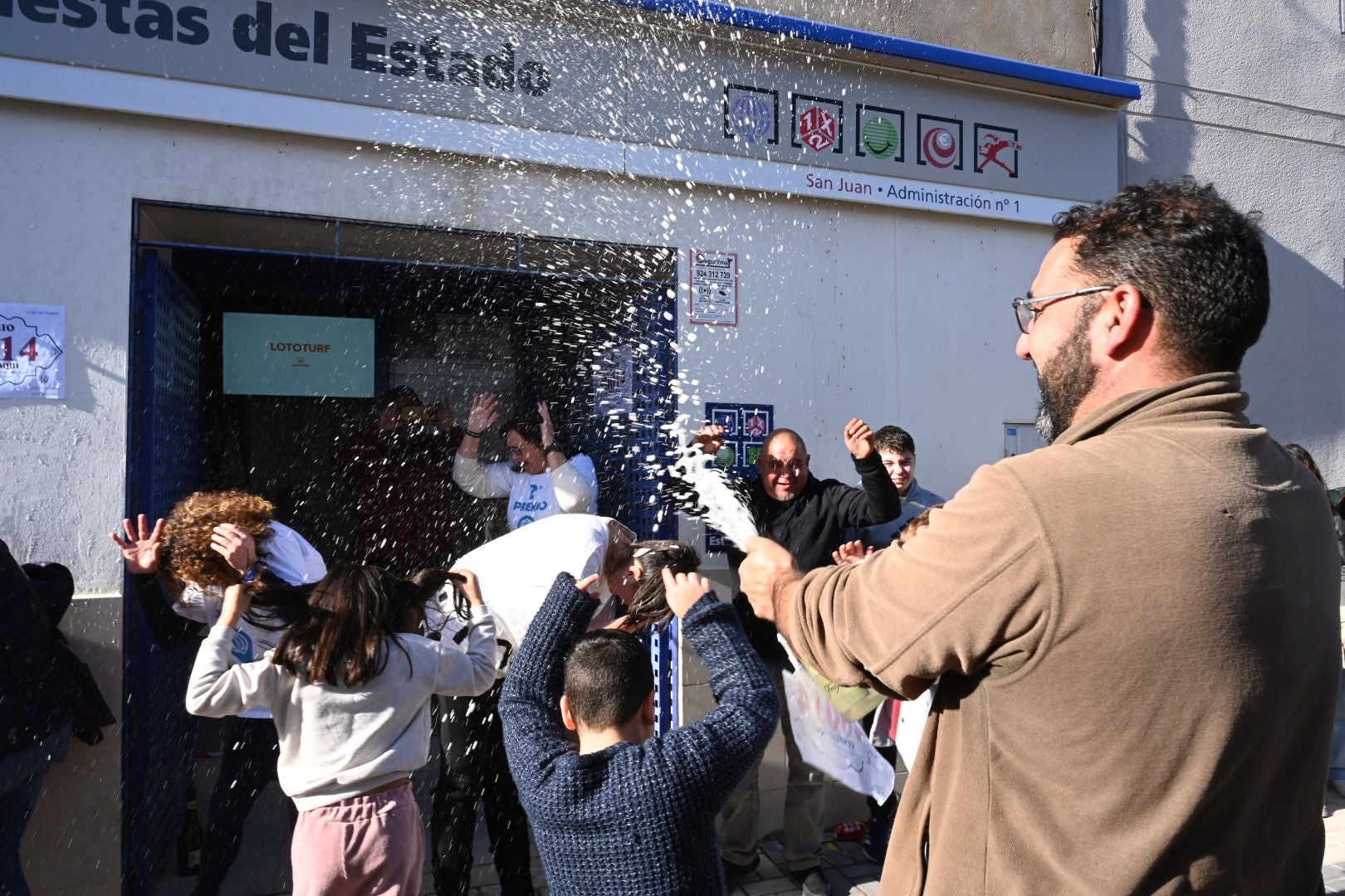 Celebración en la localidad pacense de La Roca de la Sierra tras ser agraciada con el segundo premio de la Lotería de Navidad. Allí se ha vendido el 40014.