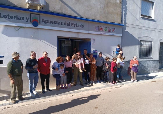 Algunos de los agraciados con el segundo premio en La Roca de la Sierra se han acercado a la administración para celebrar el premio.