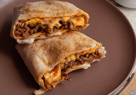 Los wraps rellenos de carne picada y queso.