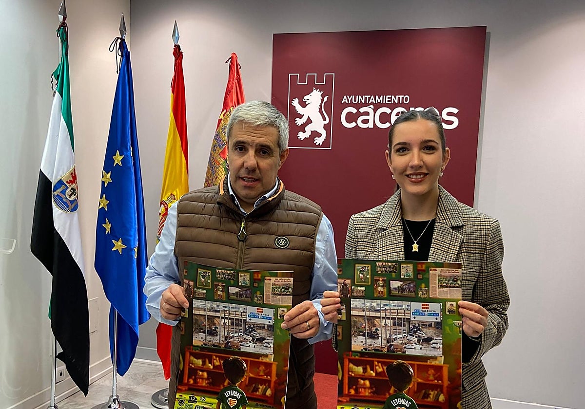 Juan Miguel Olmeda y Nerea Rodríguez, con el cartel.