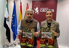 Juan Miguel Olmeda y Nerea Rodríguez, con el cartel.