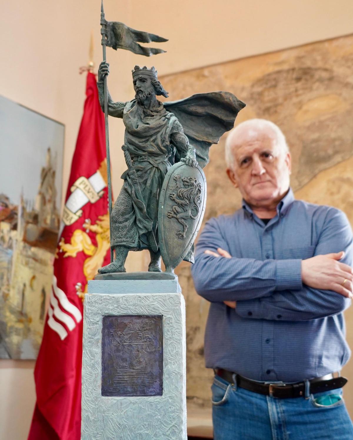 El escultor Estanislao García Olivares junto al boceto de la estatua.