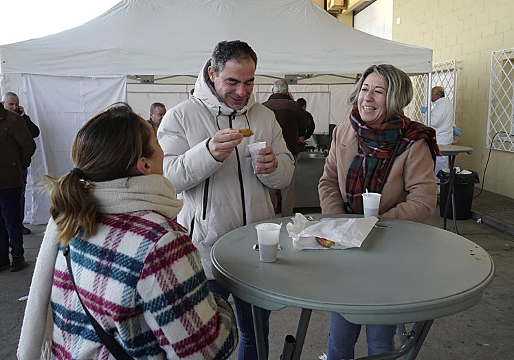 Clientes del cocedero aguardan su turno con un chocolate con churros.