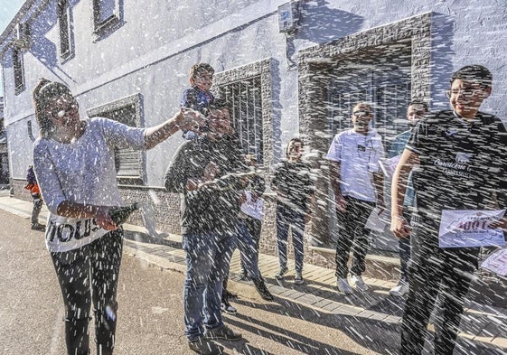 Celebración de un premio de la Lotería de Navidad en La Roca de la Sierra.