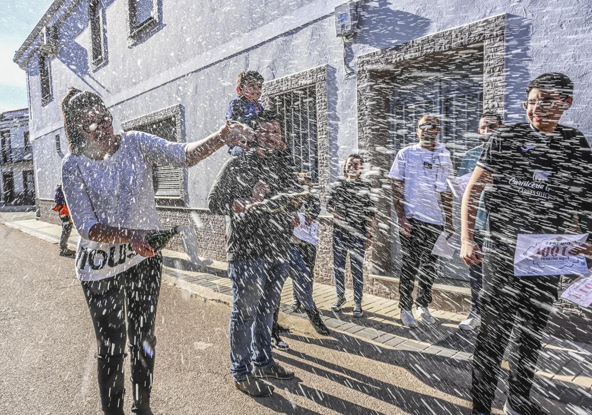 Celebración de un premio de la Lotería de Navidad en La Roca de la Sierra.