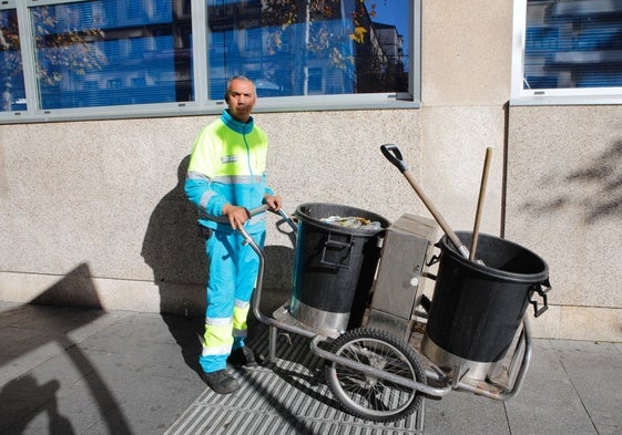 Jesús Caravaca, desde las siete de la mañana dejando reluciente la ciudad.