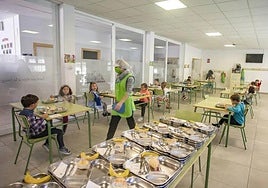 La ministra Sira Rego critica los recortes en la gratuidad del comedor escolar en Extremadura