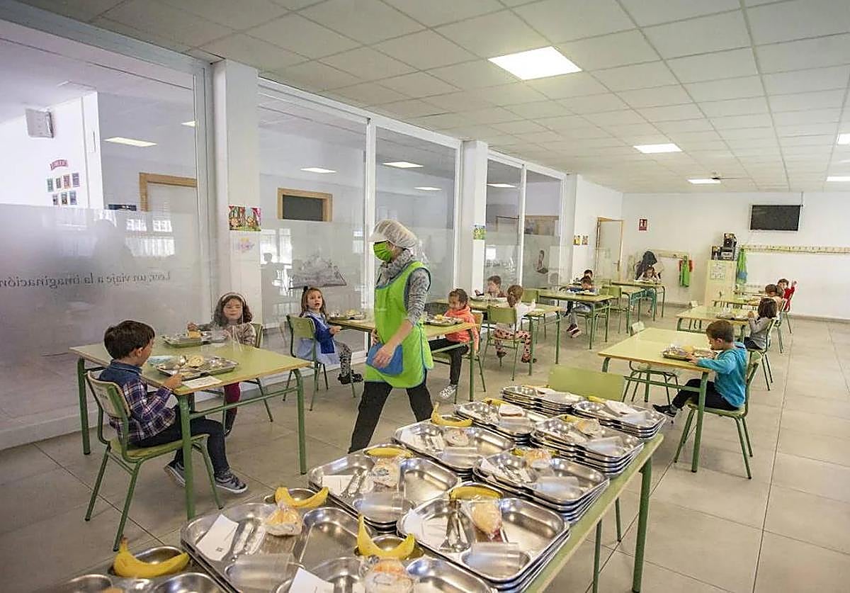 La ministra Sira Rego critica los recortes en la gratuidad del comedor escolar en Extremadura
