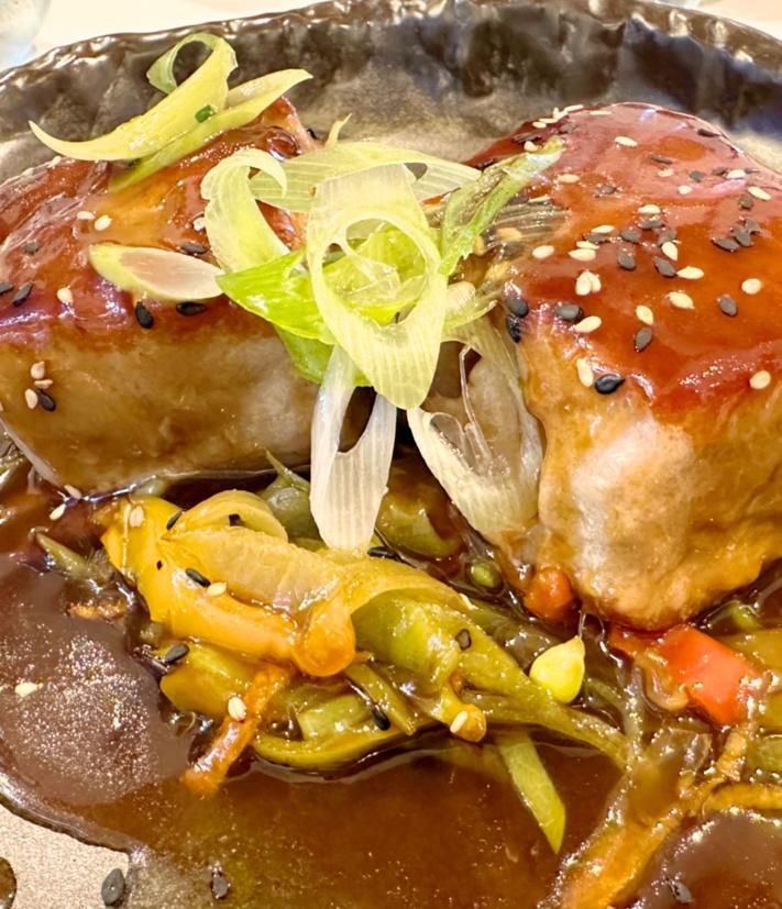Imagen secundaria 2 - Ensalada, bacalao «apoteósico» y atún con salsa teriyaki.