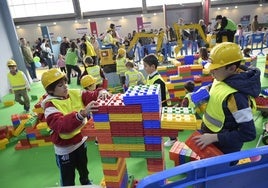 La diversión infantil llena la feria navideña Iberocio.