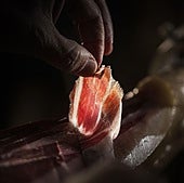 «Ojo con las gangas», la Guardia Civil lanza un importante aviso sobre los jamones en España