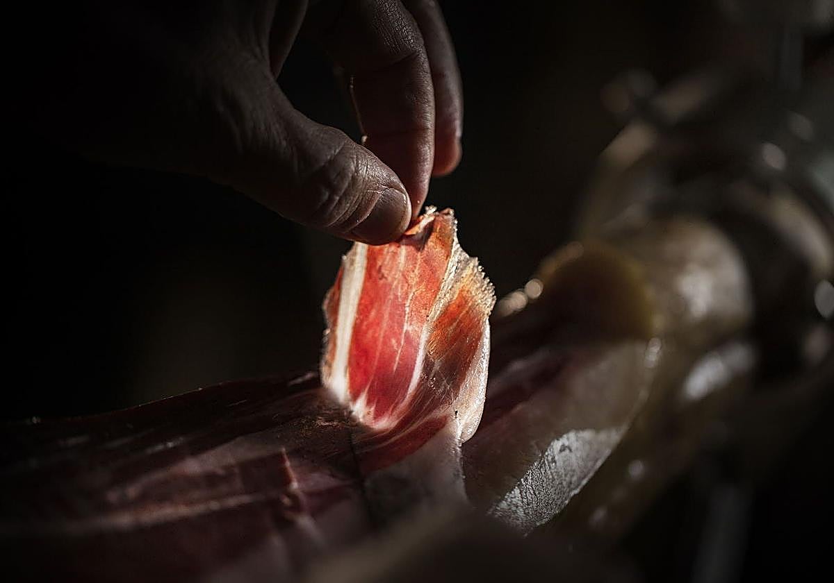 «Ojo con las gangas», la Guardia Civil lanza un importante aviso sobre los jamones en España