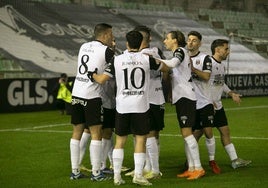 Los jugadores del Mérida celebran uno de los dos goles de su última victoria ante el Fuenlabrada