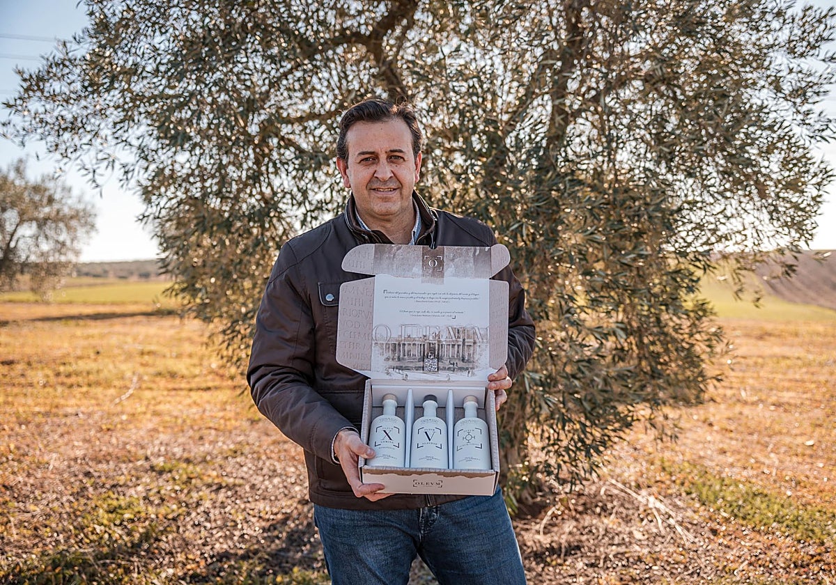 Javier Romera en una de las fincas dedicadas a la producción del aceite.