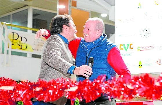 Homenaje de la asociación de vecinos de la avenida de Portugal al comerciante Antonio Ávila.