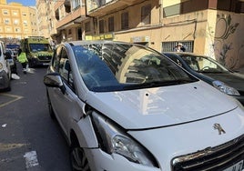 Un momento del accidente, con la ambulancia y el coche afectado.