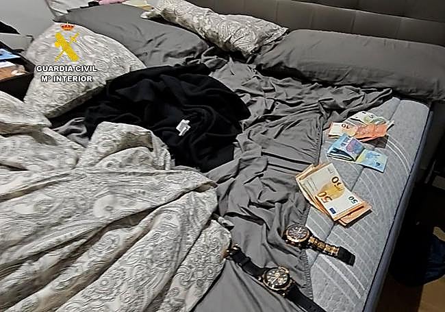 En los doce registros practicados se han confiscado los teléfonos móviles que habían sido utilizados para cometer las estafas.