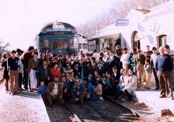 Vecinos de Hervás detienen un tren en la estación de la localidad, el 31 de diciembre de 1984.