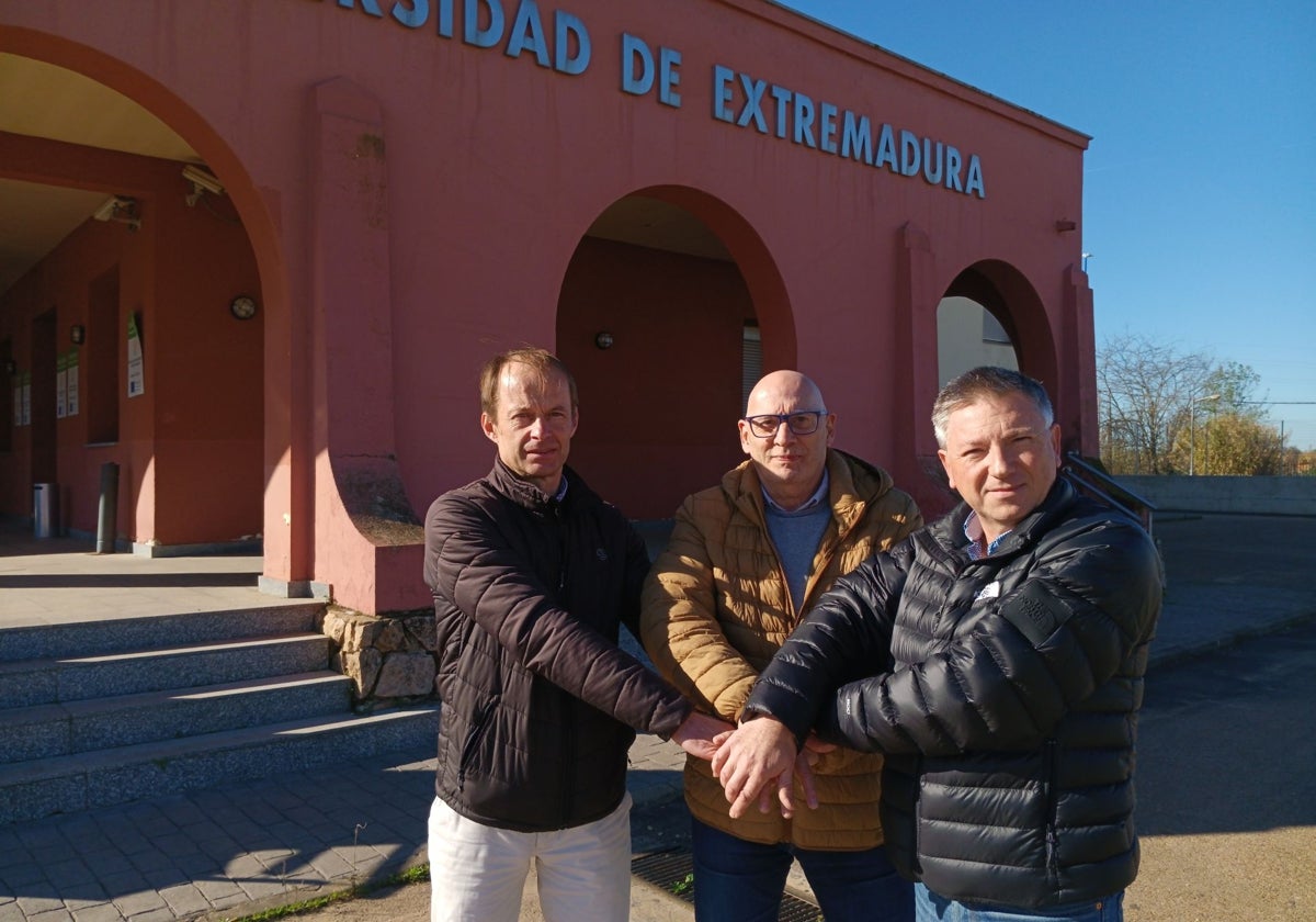 Juan González (UGT), Francisco Cebrián (USO) y Enrique Requejo (CSIF).