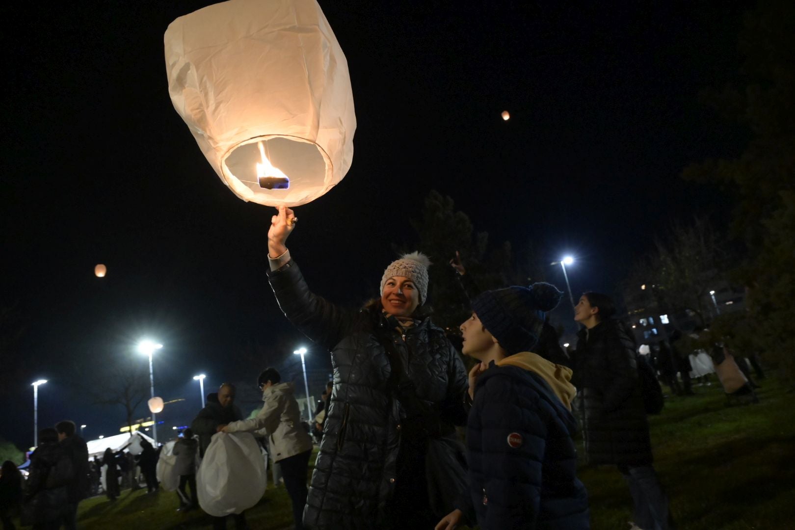 Los farolillos lanzan al cielo los deseos de los vecinos de Badajoz