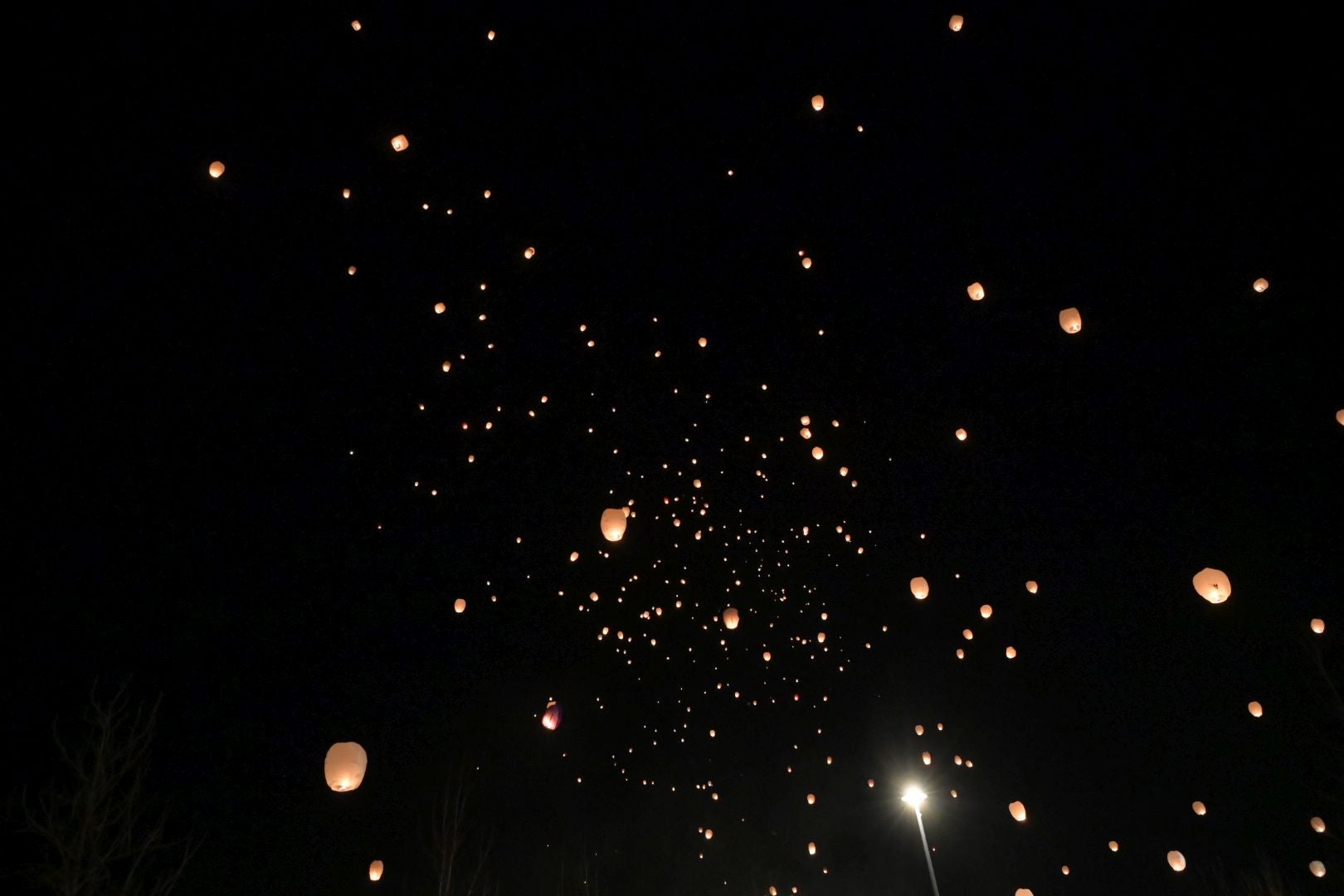 El cielo de la capital pacense se iluminó con los farolillos de papel de arroz. 