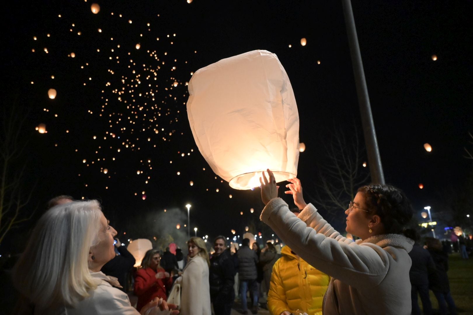Los farolillos lanzan al cielo los deseos de los vecinos de Badajoz