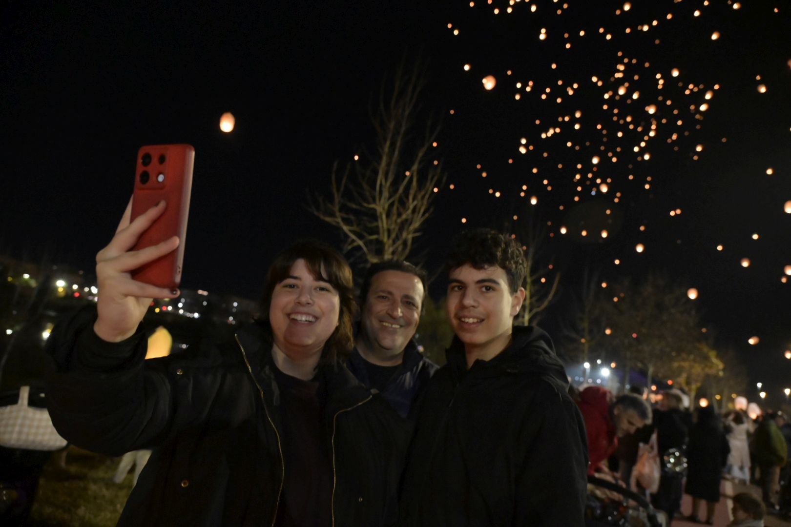 Los farolillos lanzan al cielo los deseos de los vecinos de Badajoz