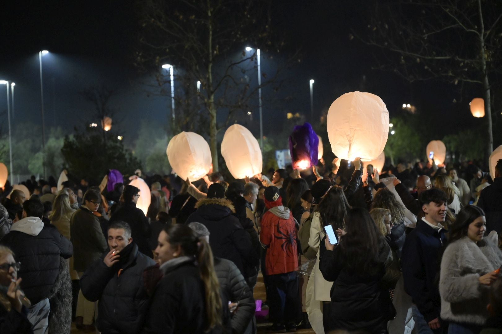 Los farolillos lanzan al cielo los deseos de los vecinos de Badajoz