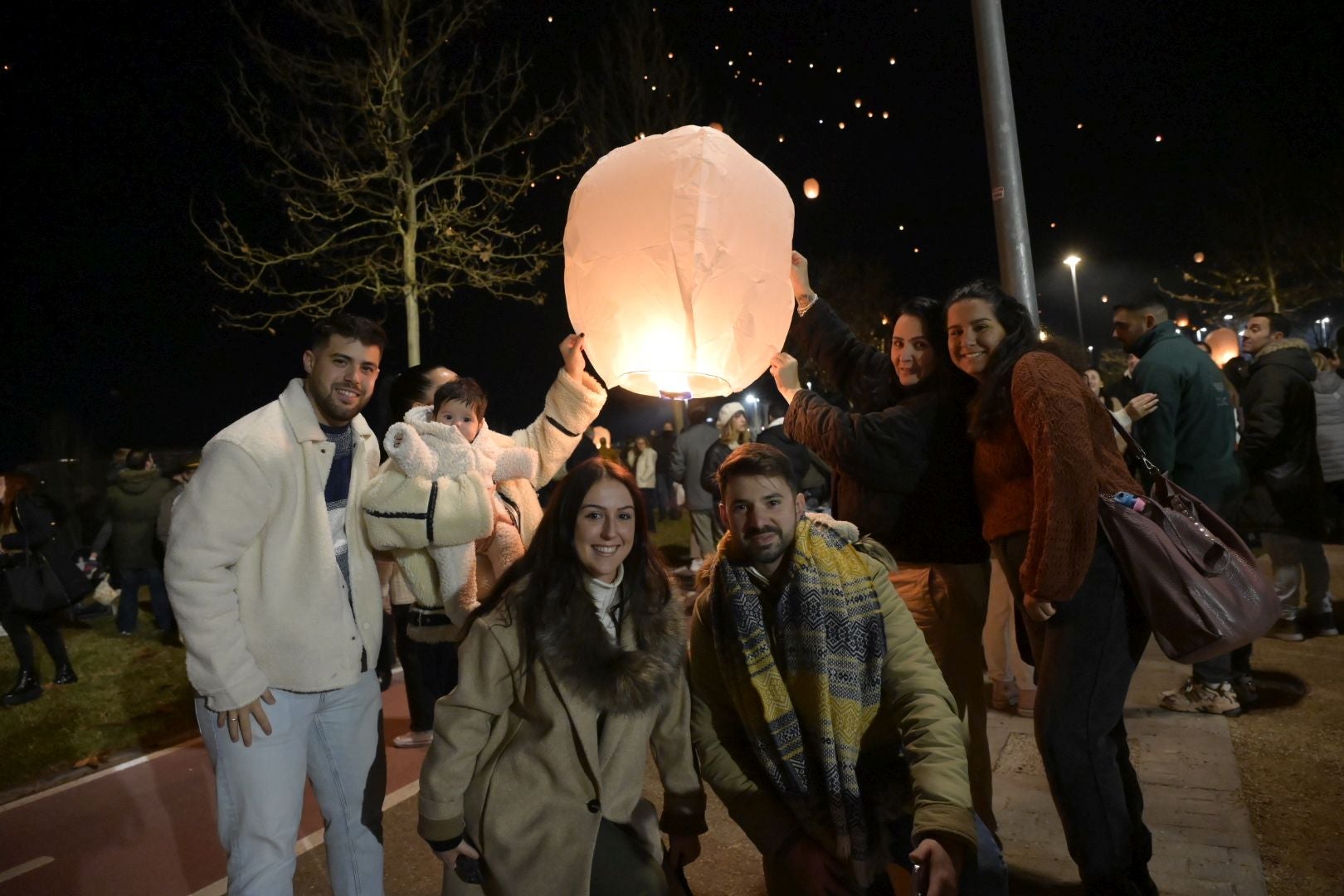 Los farolillos lanzan al cielo los deseos de los vecinos de Badajoz