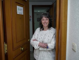 La trabajadora social de AECC, Rocío Contreras, a las puertas del piso que tiene en la plaza de Portugal en Badajoz.