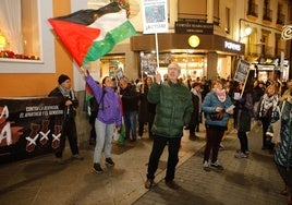 Protesta en el Gran Teatro antes del inicio del espectáculo del grupo Mayumaná.