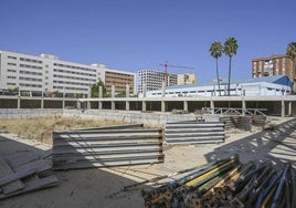 Obra parada de la piscina de la margen derecha.