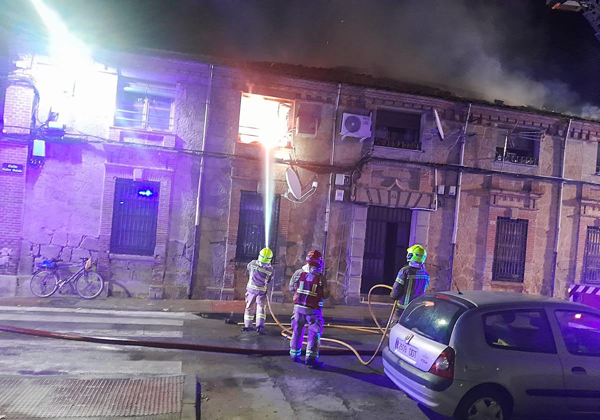 Un incendio en Navalmoral obliga a desalojar a una decena de familias