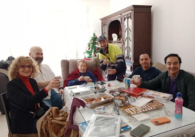 El presidente de Apamex, Jesús Gumiel, y el director general de Accesibilidad y Centros,  Jorge Rebollo Mayordomo, han visitado este lunes la casa de Dolores.